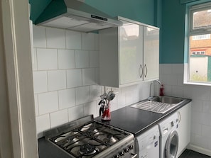House, Private Bathroom, Garden View (3 Bedroom) | Restaurant - Marble Apartments Tooting House (London)