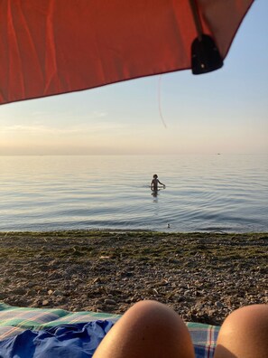 Ligstoelen aan het strand, strandlakens