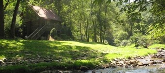 BRAND NEW JACUZZI HOT TUB Real Log Cabin, Beautiful Rushing Trout Stream, Wifi.