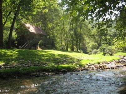 BRAND NEW JACUZZI HOT TUB Real Log Cabin, Beautiful Rushing Trout Stream, Wifi.