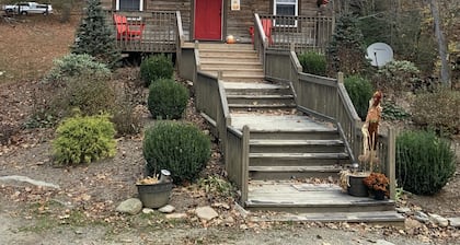 Real Log Cabin, Beautiful Rushing Trout Stream, BRAND NEW Hot Tub, Wifi.