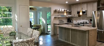 YELLOWWOOD COTTAGE - Private Outdoor Space Sophisticated  Sunny Luxurious Indoor