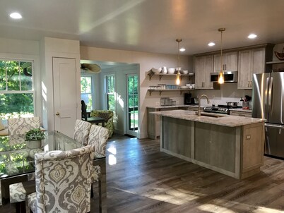 YELLOWWOOD COTTAGE - Private Outdoor Space Sophisticated  Sunny Luxurious Indoor