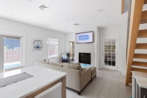 Smart-TV, Kamin, Arbeitsbereiche, Drucker