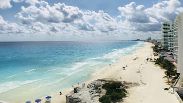 Na praia, espreguiçadeiras, toalhas de praia