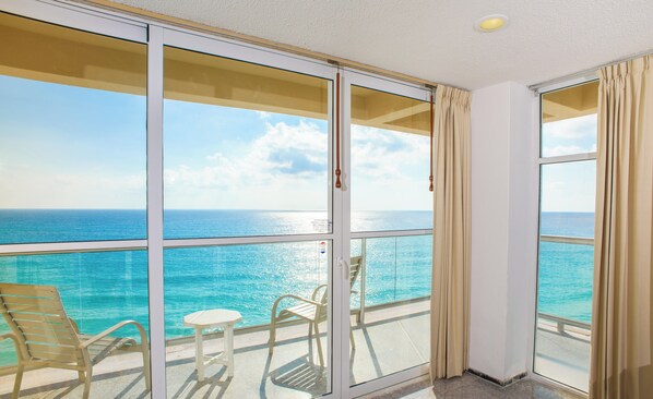 Interior - Stunning Beachfrt 2BRM Condo on Cancun Beach.Step Onto Sand & Walk to Nightlife! (Cancun)