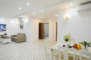 패밀리 아파트 (Two-Bedroom With Outside-View) | 객실 내 식사 공간
