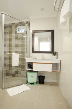 Bruser, brusehoved med spredningseffekt, gratis toiletartikler