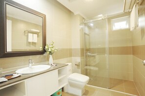 Shower, rainfall showerhead, free toiletries, hair dryer - Libra Hotel Residence (Hanoi)