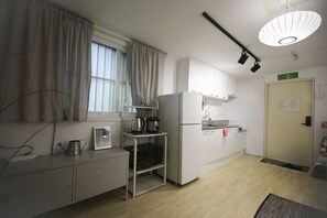 Refrigerador, microondas, placa de cocina, tetera/pava eléctrica