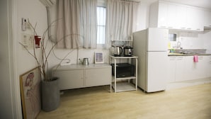 Een koelkast, een microgolfoven, een kookplaat, een waterkoker