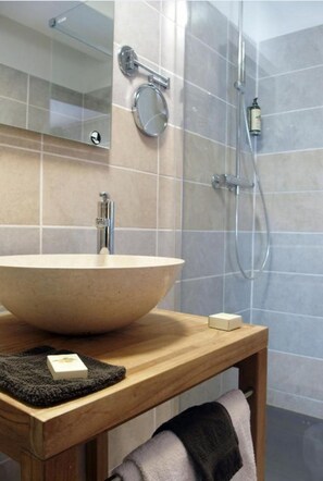 Doppelzimmer | Badezimmer | Dusche, HandtĂŒcher
