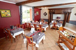 Lunch and dinner served, local cuisine - Auberge de l'Hélix (Rosoy)