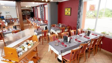 Déjeuner et dßner servis sur place, spécialités Cuisine locale