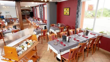 Serveert lunch en diner, lokale gerechten