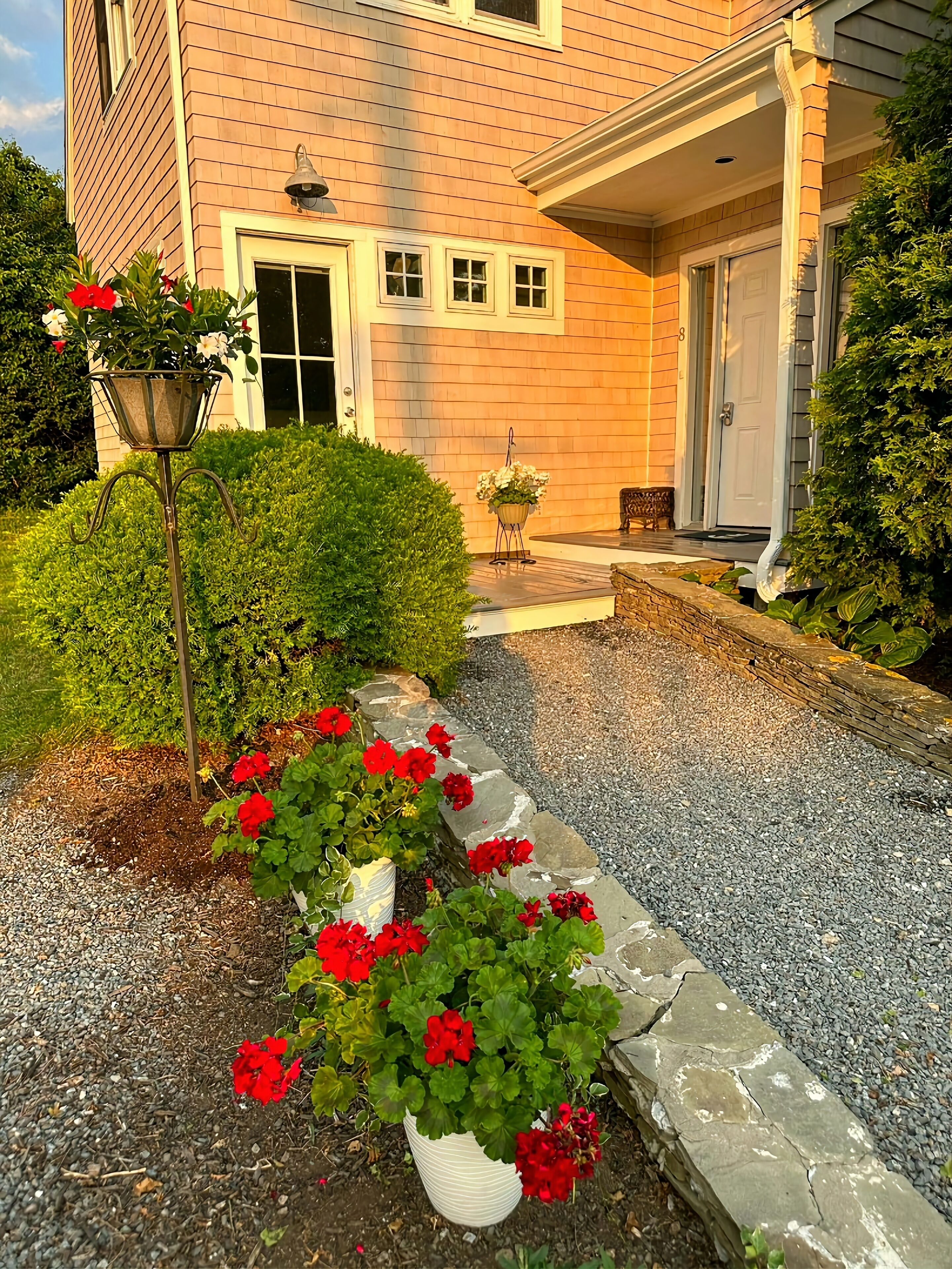 Stylish 3 bedroom beach cottage in Easton's Point- 2 minute walk to First Beach.