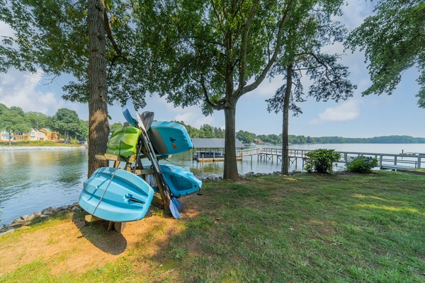 Welcome to Paradise Peninsula Guests use 2 kids, 1 adult kayak and 1 SUP to explore the lake.