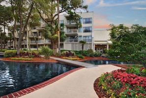 Outdoor pool, a heated pool - Oceanfront 2BD/2BA Marriott Monarch in Sea Pines (Hilton Head Island)