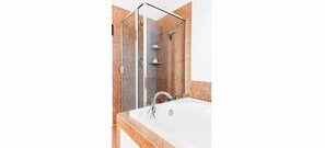 Ducha y bañera combinadas, secador de pelo, toallas y jabón