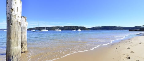 Una spiaggia nelle vicinanze