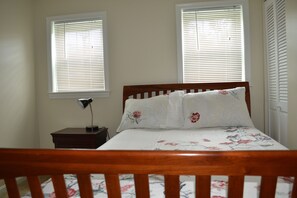 1 bedroom, iron/ironing board, WiFi - Cozy ground level room ( basement)<br>4106 Morin st.<br>Alexandria, VA 22312 (Alexandria)