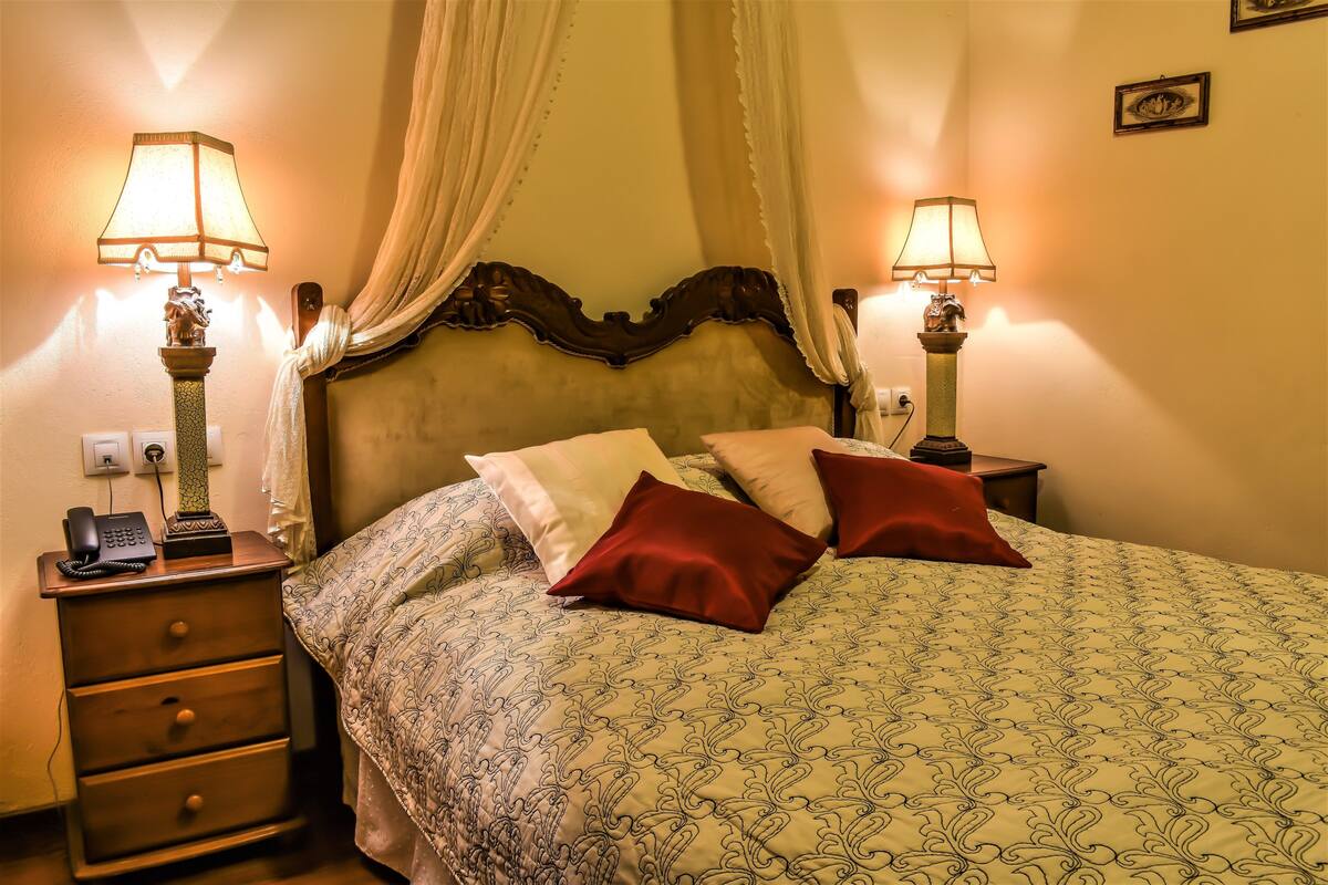 Luxury Suite, 1 Bedroom, Jetted Tub | Hypo-allergenic bedding available, desk, laptop workspace