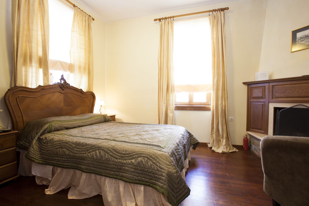 Economy Room, Fireplace | Hypo-allergenic bedding available, desk, laptop workspace