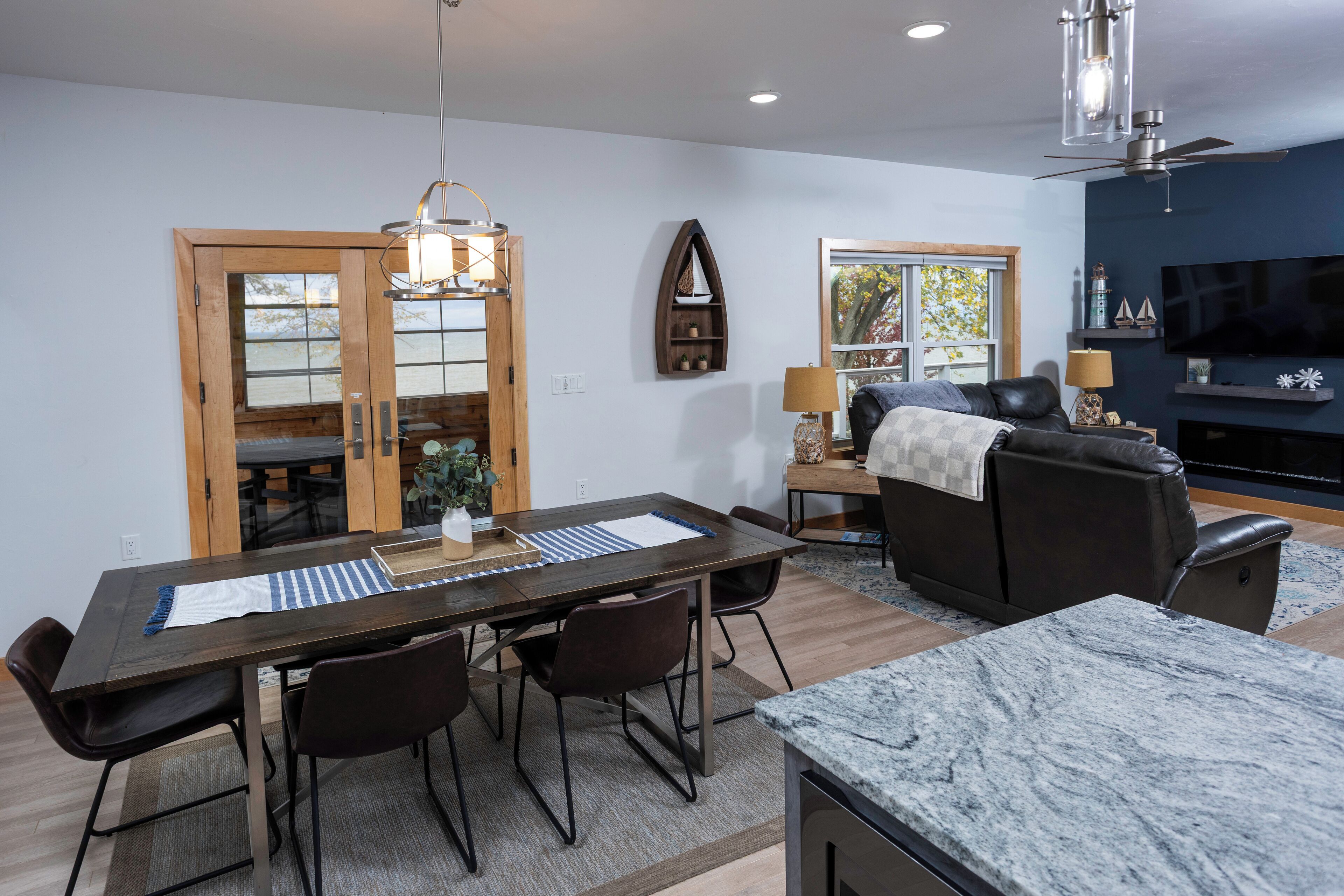 Smart TV, caminetto, videogiochi