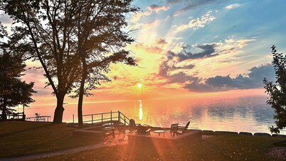 Door County Waterfront home on Green Bay w/ kayaks, Fire pit & screened in porch