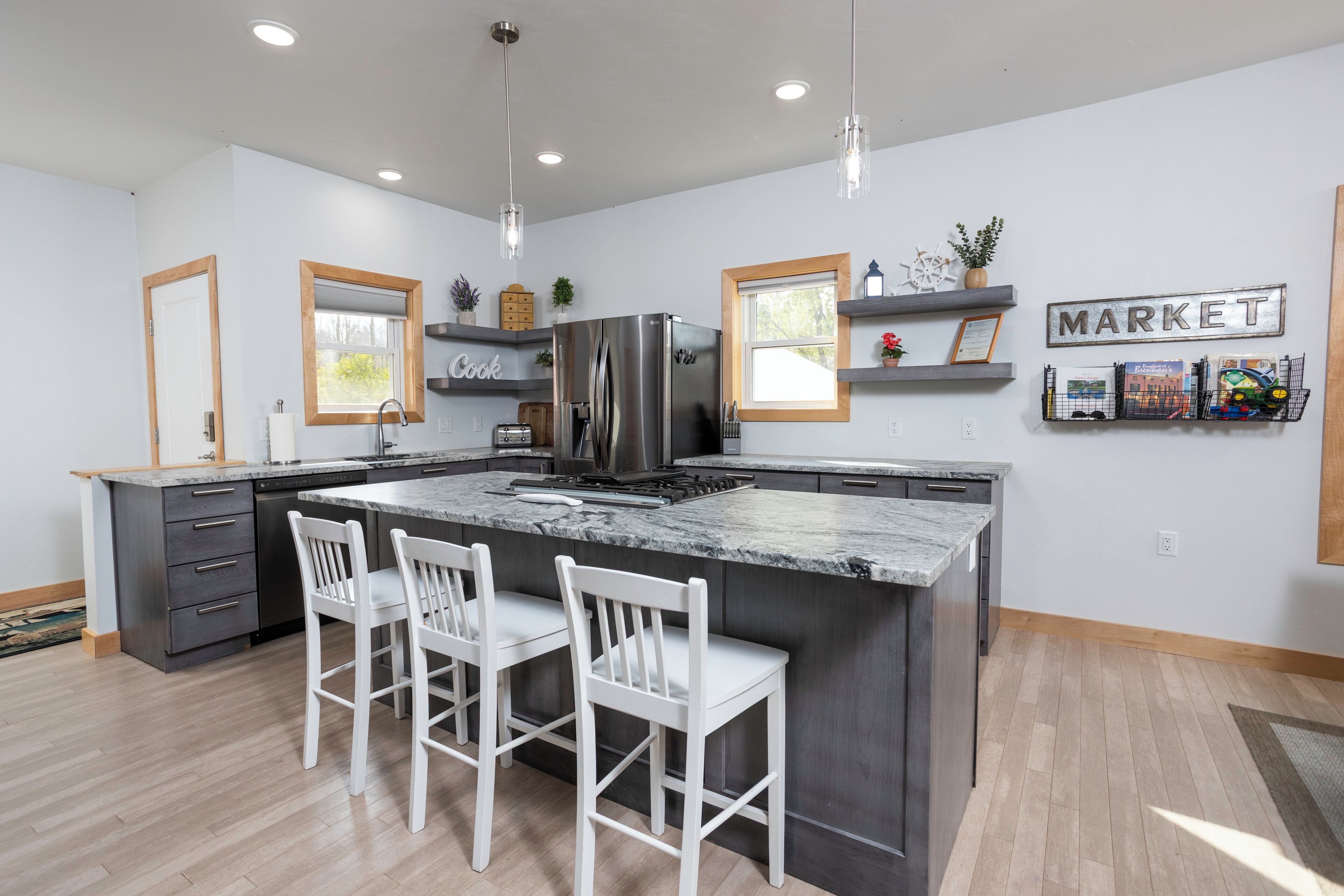 Frigorifero, microonde, forno, piano cottura