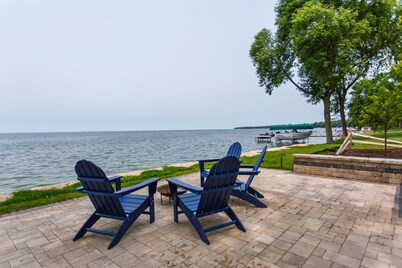 New Waterfront home with kayaks & Fire pit+ Close to Green Bay and Sturgeon Bay