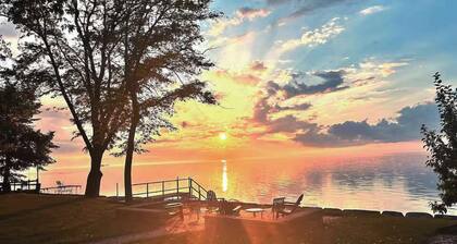Waterfront Family Retreat on Green Bay w/ kayaks