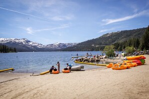 På stranden