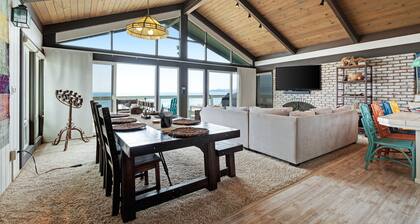 Beachfront kotiin w / yksityinen kylpytynnyri, upeat merinäkymät ja kaksitasoinen kansi!