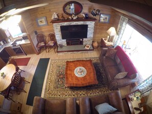 Smart-tv, ett bordtennisbord och böcker