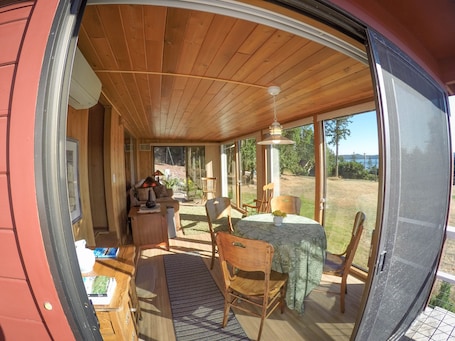 Outdoor dining. Cedar Orchard Cabin.