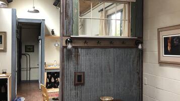 Tabla de planchar con plancha, wifi, ropa de cama