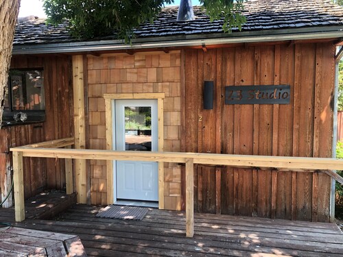 Charming 2 room Studio in Private Setting near Cody