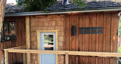 Charming 2 room Studio in Private Setting near Cody