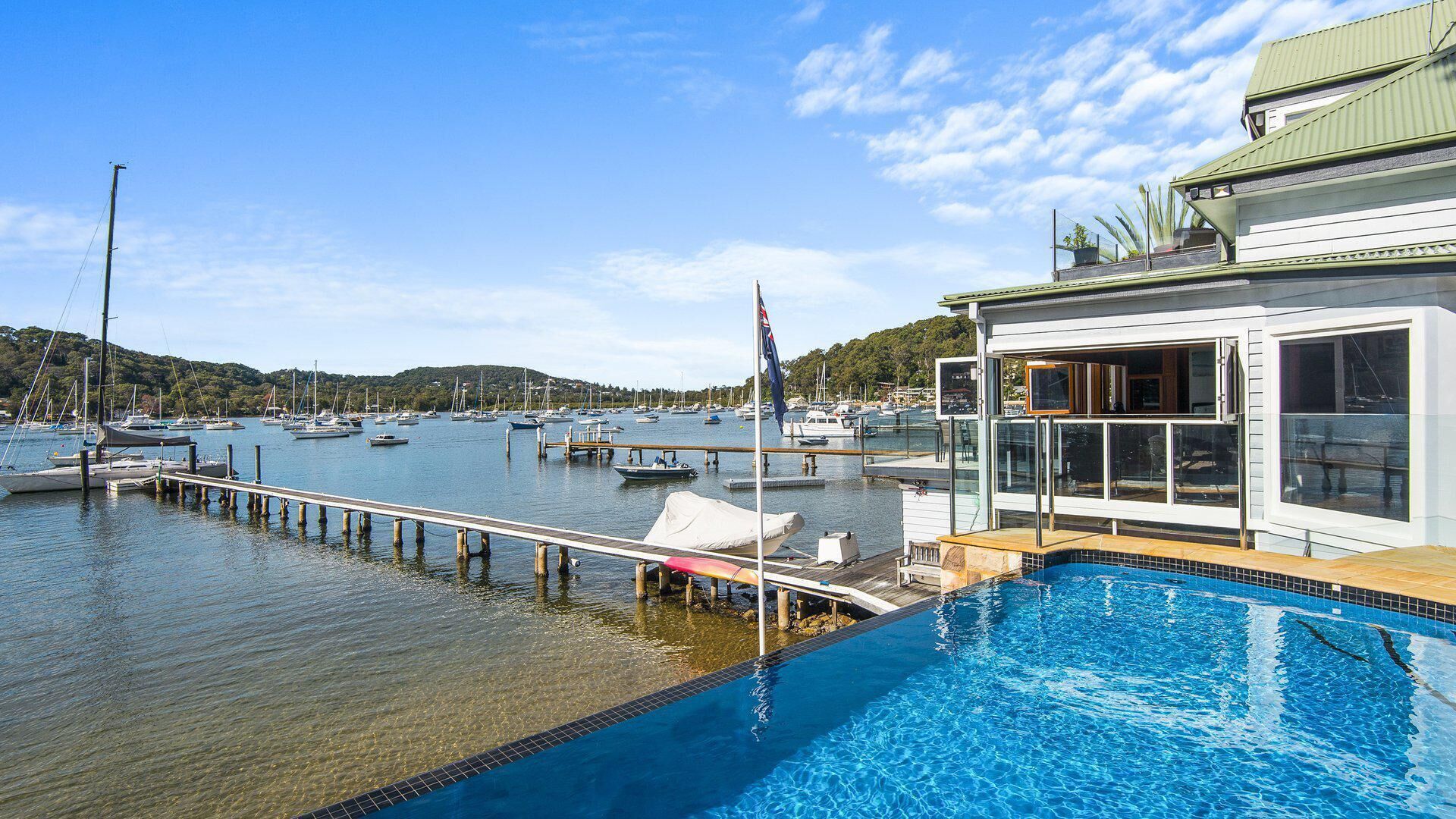 Yachtsmans Paradise wake to the sounds of the ocean