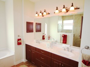 Ferienhaus | Badezimmer | Whirlpool, Haartrockner, Handtücher