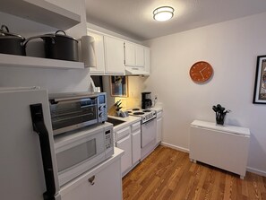 Fridge, microwave, oven, stovetop - Modern Loft Near Canyon Lodge & Village • Fireplace • Spa Access (Mammoth Lakes)