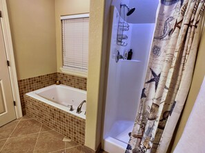 Combined shower/bathtub - LOS PELICANOS - 2 bedroom, Gulf View, Palapa Bar on deck!! (Crystal Beach)