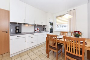 Mikrowelle, Ofen, Geschirrspüler, Hochstuhl