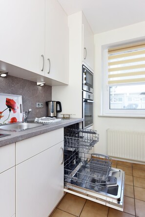 Mikrowelle, Ofen, Geschirrspüler, Hochstuhl