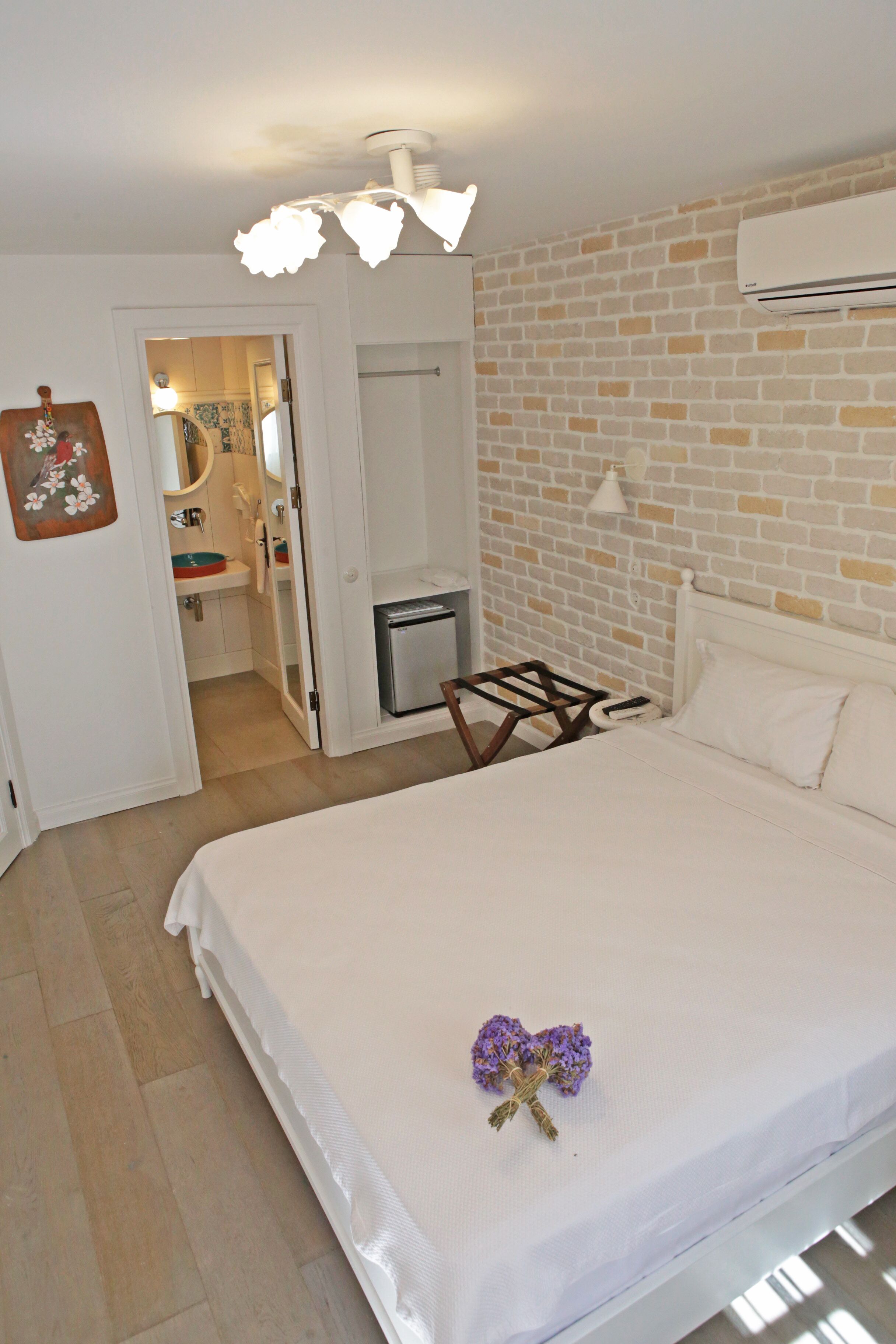 deluxe room, garden area (basement/ground floor) | free wifi, bed sheets