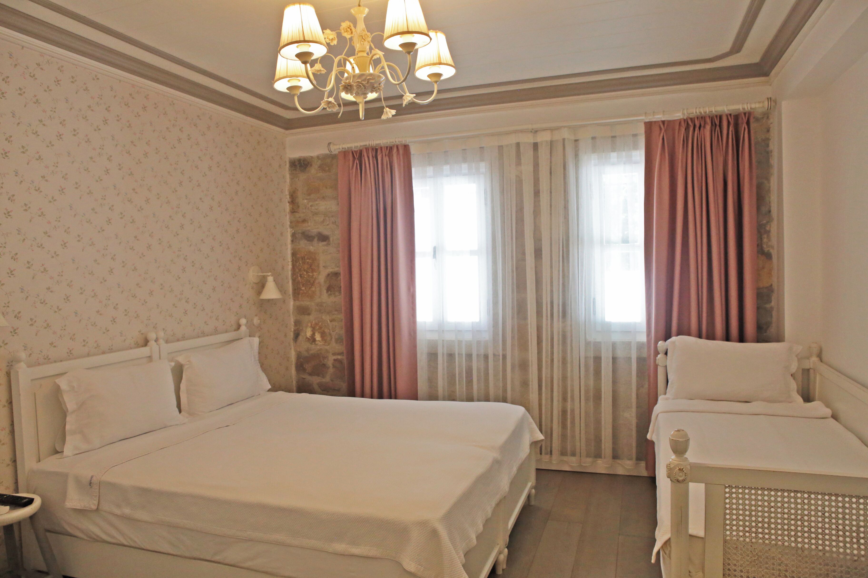 deluxe triple room | free wifi, bed sheets