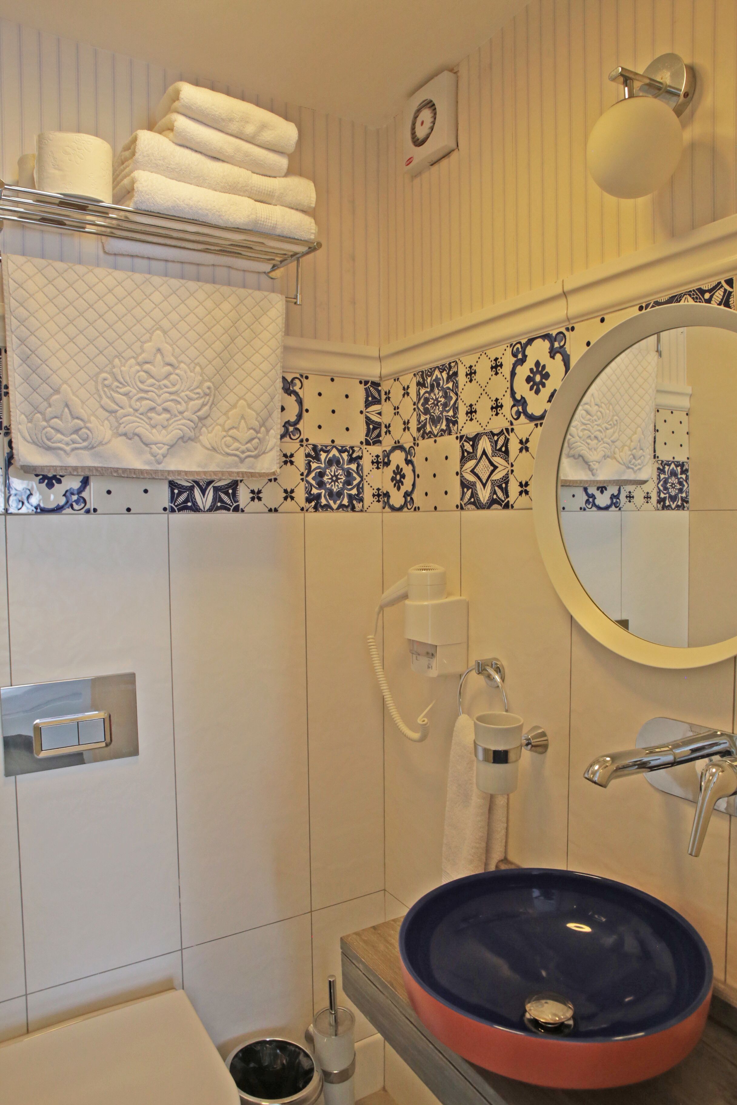 deluxe room | bathroom | shower, hair dryer, towels, soap