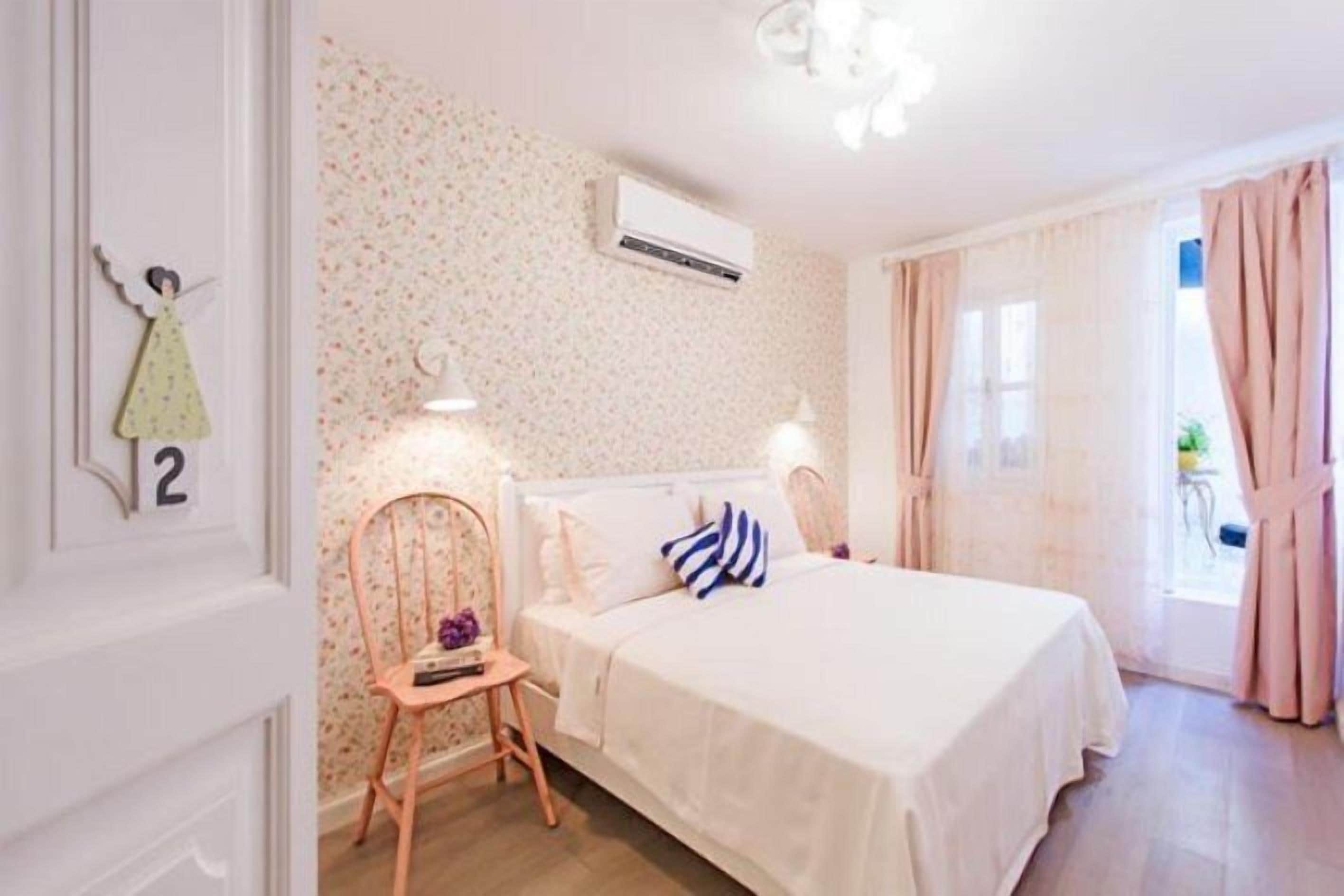 deluxe room, garden area (basement/ground floor) | free wifi, bed sheets