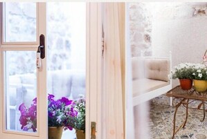 Deluxe-huone, puutarha-alue (Basement/Ground Floor) | Ilmainen Wi-Fi, vuodevaatteet